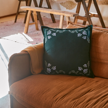 Lade das Bild in den Galerie-Viewer, Hanf Kissenbezug - Floral Teal (B-Ware)