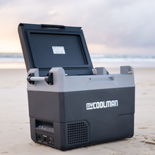 Lade das Bild in den Galerie-Viewer, The Roamer: 47L Kühl-/Gefrierbox. Offene Box. Farbe: Grau. MyCOOLMAN.