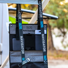 Lade das Bild in den Galerie-Viewer, Awning Buddy. 2er Pack. Nahaufnahme mit Kitchen Buddy. Farbe: Schwarz. Navigator.