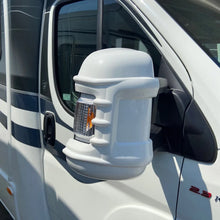 Load image into Gallery viewer, Milenco Spiegel Schutzkappen langer Arm. Hoher Schutz. 2er-Set. Farbe: Weiß. Reallife Bild von Hinten am Spiegel.