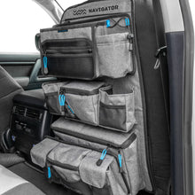 Load image into Gallery viewer, BUILD IT SEAT BUDDY Ansicht am Auto zusammen mit dem Build it kids pocket buddy . Farbe: Grau, Schwarz. Navigator.