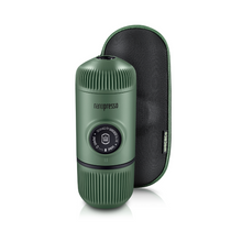 Load image into Gallery viewer, Nanopresso Moos Grün. Leicht zu bedienen. Espresso überall genießen. Farbe: Grün. Wacaco. Produktbild.