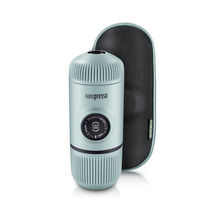 Load image into Gallery viewer, Nanopresso Arctic Blue. Leicht zu bedienen. Espresso überall genießen. Farbe: Hell Blau. Wacaco. Produktbild.