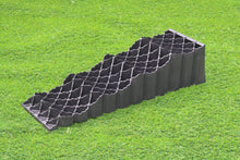 Load image into Gallery viewer, Milenco Quattro Level 3 Auffahrkeile 2er-Set ; 4 Stufen (4/9/13/18 cm) ; Gitteroberflächee ; zusätzlicher Halt ; Camping und Caravaning ; Farbe: Grau ; Reales Bild Keile auf Wiese