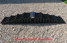 Load image into Gallery viewer, Milenco Triple Level Twinpack Auffahrkeile ; 3-stufigen Auffahrkeil (120 mm) ; typische Gitteroberfläche ; zusätzlicher Halt ; Farbe: Grau ; Reallife Bild auf Steine