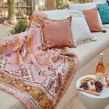Lade das Bild in den Galerie-Viewer, Wandering Folk Woven Überwurf Pink Sands Farbe | Boho Camping- oder Picknickdecke - Kumpl