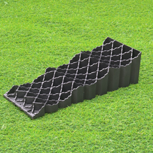 Load image into Gallery viewer, Milenco Triple Level Twinpack Auffahrkeile ; 3-stufigen Auffahrkeil (120 mm) ; typische Gitteroberfläche ; zusätzlicher Halt ; Farbe: Grau ; Reallife Foto auf Wiese