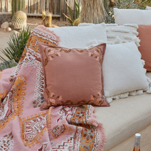 Load image into Gallery viewer, Wandering Folk Hanf Kissenbezug Floral Tan | Boho - Kumpl