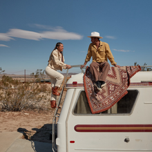 Load image into Gallery viewer, Wandering Folk Woven Überwurf Auburn Valley | Böhmische Campingdecke - Kumpl