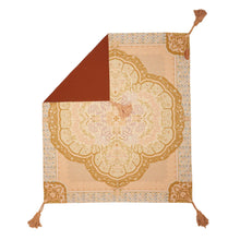 Load image into Gallery viewer, Wandering Folk Picknickdecke Wild Peach | Boho, Wasserdicht ; Farbe: Peach, Rosa ; mit orientalischen Muster; Produktfoto Ausgebreitete Decke mit umgeknickter Ecke
