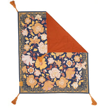 Lade das Bild in den Galerie-Viewer, Wandering Folk Picknickdecke Grandé Fleur Nightshade, Boho, Wasserdicht ; Farbe: Dunkel Blau, Violett ; mit Blumenmuster ; Produktfoto Ausgebreitete Decke mit umgeknickter Ecke