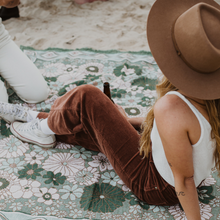 Load image into Gallery viewer, Wandering Folk Woven Throw Pfefferminzfarbe | Boho Camping- oder Picknickdecke - Kumpl