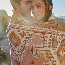 Lade das Bild in den Galerie-Viewer, Wandering Folk Woven Überwurf Pink Sands Farbe | Boho Camping- oder Picknickdecke - Kumpl