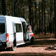 Lade das Bild in den Galerie-Viewer, Playmate Elite 6L Kühlbox. praktisch. Perfekt für Camping und Caravaning. Farbe: Rot. Igloo. Lifestylebild im Wald und Caravan