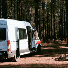 Lade das Bild in den Galerie-Viewer, Playmate Elite 6L Kühlbox. praktisch. Perfekt für Camping und Caravaning. Farbe: Rot. Igloo. Lifestylebild im Wald und Caravan