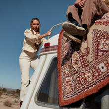 Load image into Gallery viewer, Wandering Folk Woven Überwurf Auburn Valley | Böhmische Campingdecke - Kumpl