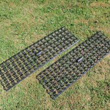 Load image into Gallery viewer, Milenco Gripmatten 2er-Set (extra groß) ; Gitterprofil ; überproportionale Größe ; gewelltes Gitterprofil ; Milenco ; Reallife Bild auf Wiese