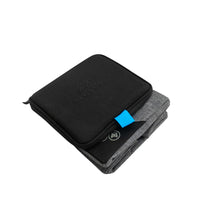 Lade das Bild in den Galerie-Viewer, WINE GLASS BUDDY Produktbild zusammengefaltet ; Farbe: Grau, Schwarz ; Navigator ; Schützt deine Weingläser unterwegs bei Campen oder Caravaning