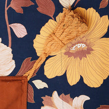 Lade das Bild in den Galerie-Viewer, Wandering Folk Picknickdecke Grandé Fleur Nightshade, Boho, Wasserdicht ; Farbe: Dunkel Blau, Violett ; mit Blumenmuster ; Produktfoto Nahaufnahme von Muster und Bommel