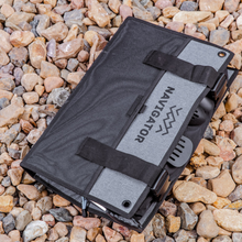 Load image into Gallery viewer, KITCHEN BUDDY Lifestyle Foto zusammengefaltet auf Steinen. Farbe: Grau, Schwarz. Navigator.