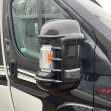 Load image into Gallery viewer, Milenco Spiegel Schutzkappen langer Arm. Hoher Schutz. 2er-Set. Farbe: Schwarz. Reallife Bild von Hinten am Spiegel.