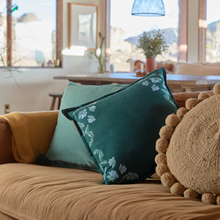 Lade das Bild in den Galerie-Viewer, Wandering Folk Hanf Kissenbezug Floral Teal | Boho - Kumpl