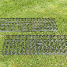 Load image into Gallery viewer, Milenco Gripmatten 2er-Set (extra groß) ; Gitterprofil ; überproportionale Größe ; gewelltes Gitterprofil ; Milenco ; Reallife Bild auf Wiese