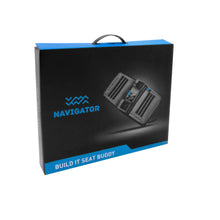 Load image into Gallery viewer, BUILD IT SEAT BUDDY Ansicht der Verpackung. Farbe: Grau, Schwarz. Navigator.