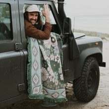 Load image into Gallery viewer, Wandering Folk Woven Throw Pfefferminzfarbe | Boho Camping- oder Picknickdecke - Kumpl
