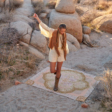 Load image into Gallery viewer, Wandering Folk Picknickdecke Wild Peach | Boho, Wasserdicht ; Farbe: Peach, Rosa ; mit orientalischen Muster; Lifestyle Foto mit Muster in Wüste