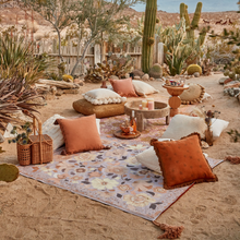 Lade das Bild in den Galerie-Viewer, Wandering Folk Picknickdecke  Grandé Fleur - Lilac | Boho Wasserdicht - Kumpl