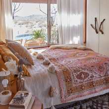 Lade das Bild in den Galerie-Viewer, Wandering Folk Woven Überwurf Pink Sands Farbe | Boho Camping- oder Picknickdecke - Kumpl