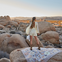 Lade das Bild in den Galerie-Viewer, Wandering Folk Picknickdecke  Grandé Fleur - Lilac | Boho Wasserdicht - Kumpl