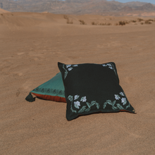 Lade das Bild in den Galerie-Viewer, Wandering Folk Hanf Kissenbezug Floral Teal | Boho - Kumpl