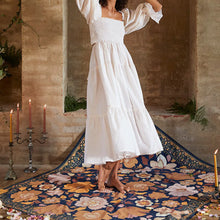 Lade das Bild in den Galerie-Viewer, Wandering Folk Picknickdecke Grandé Fleur Nightshade, Boho, Wasserdicht ; Farbe: Dunkel Blau, Violett ; mit Blumenmuster ; Lifestyle Foto