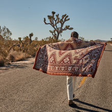 Load image into Gallery viewer, Wandering Folk Woven Überwurf Auburn Valley | Böhmische Campingdecke - Kumpl