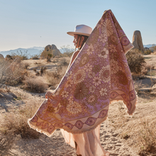 Load image into Gallery viewer, Wandering Folk Woven Throw Rouge | Böhmische Campingdecke - Kumpl