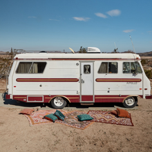 Lade das Bild in den Galerie-Viewer, Wandering Folk Woven Überwurf Pink Sands Farbe | Boho Camping- oder Picknickdecke - Kumpl