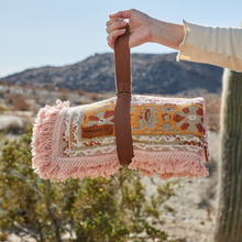 Lade das Bild in den Galerie-Viewer, Wandering Folk Woven Überwurf Pink Sands Farbe | Boho Camping- oder Picknickdecke - Kumpl