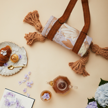 Lade das Bild in den Galerie-Viewer, Wandering Folk Picknickdecke  Grandé Fleur - Lilac | Boho Wasserdicht - Kumpl