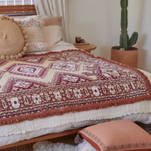 Load image into Gallery viewer, Wandering Folk Woven Überwurf Auburn Valley | Böhmische Campingdecke - Kumpl