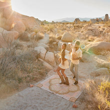 Load image into Gallery viewer, Wandering Folk Picknickdecke Wild Peach | Boho, Wasserdicht ; Farbe: Peach, Rosa ; mit orientalischen Muster; Lifestyle Foto mit Muster in Wüste