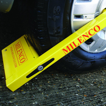 Load image into Gallery viewer, Milenco Radkralle Compact für 12-16" Räder. Inklusive Sicherheitsschloss. Farbe: Gelb. Reallife Bild mit Rad.