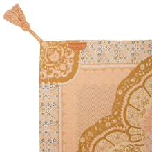 Load image into Gallery viewer, Wandering Folk Picknickdecke Wild Peach | Boho, Wasserdicht ; Farbe: Peach, Rosa ; mit orientalischen Muster; Produktfoto Nahaufnahme von Muster und Bommel