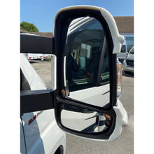 Load image into Gallery viewer, Milenco Spiegel Schutzkappen langer Arm. Hoher Schutz. 2er-Set. Farbe: Weiß. Reallife Bild von Vorne am Spiegel.