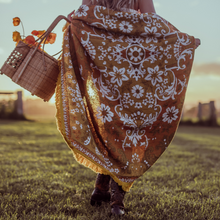 Load image into Gallery viewer, Wandering Folk Woven Plaid Ginger Color | Boho Camping- oder Picknickdecke - Kumpl