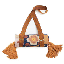 Load image into Gallery viewer, Wandering Folk Picknickdecke Grandé Fleur - Nightshade | Boho Wasserdicht - Kumpl