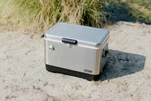 Lade das Bild in den Galerie-Viewer, Igloo Legacy 54 Kühlbox (51L) Große Kühlbox für Camping und Caravaning