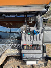 Load image into Gallery viewer, KITCHEN BUDDY Lifestyle Foto am Auto. Farbe: Grau, Schwarz. Navigator. Mobile Küchenhilfe