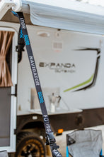 Load image into Gallery viewer, Awning Buddy. Nahaufnahme der Adaptionen. Farbe: Schwarz. Navigator.